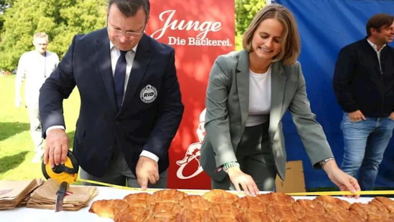 ألمانيا تدخل موسوعة جينيس بـ أطول “فرانزبروتشن” في العالم.. طولها 10 أ