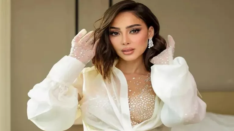 بـ توب شفاف وشورت.. بسمة بوسيل بإطلالة جريئة