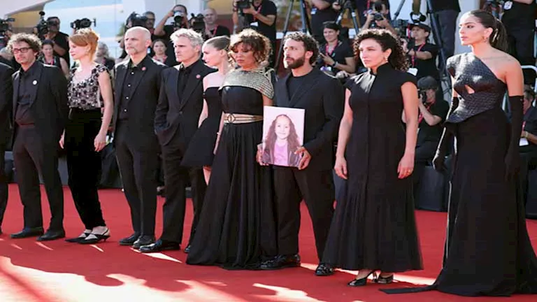 بالتصفيق وهتافات “فلسطين حرة”.. استقبال خاص لـ “صوت هند رجب” بمهرجان ف