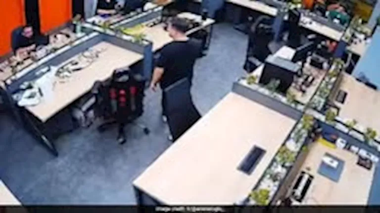 فيديو غريب – خلاف بين رئيس شركة وموظف ينتهي بتصرف غير متوقع.. ماذا حدث