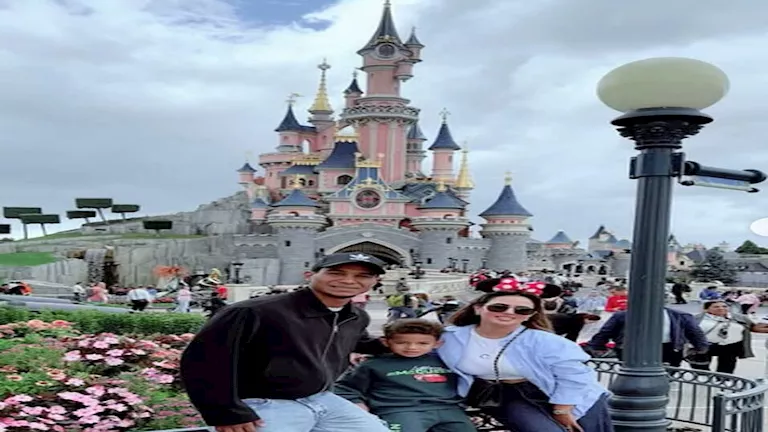 4 صور من استمتاع سيف الدين الجزيري وزوجته بعطلتهما في باريس