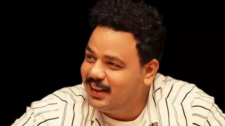 مصطفى غريب ينشر صورة مع هيفاء وهبي ويعلق: “دكان عربي”