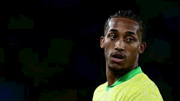 6 صور ترصد عارض صحي غير معتاد لنجم البرازيل في أرضية الملعب