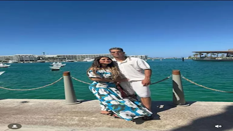 “أغلى من عنيا”.. 3 صور جديدة من إجازة إمام عاشور وزوجته على البحر