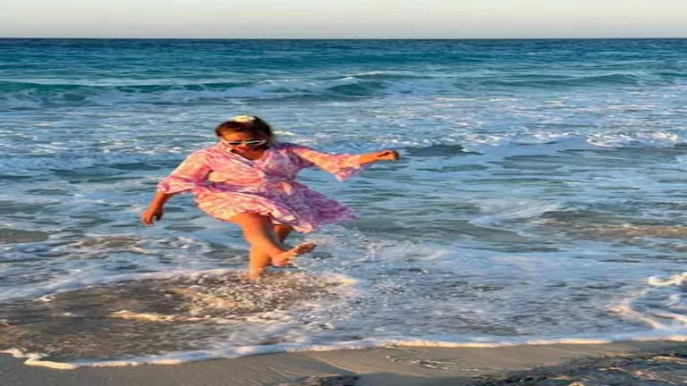 “بفستان قصير”.. أحدث جلسة تصوير لـ ليلى علوي وهي تلعب مع أمواج البحر