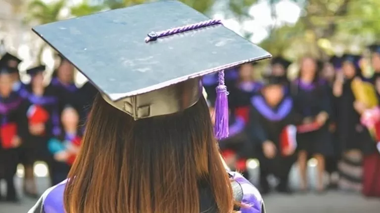 أصغر طالبة في تاريخ فرنسا تحصد “البكالوريا”.. عمرها سيصدمك