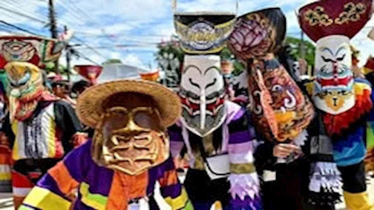 تقديم الطعام للأرواح سنويا.. ما قصة مهرجان الأشباح الجائعة؟ (صور)