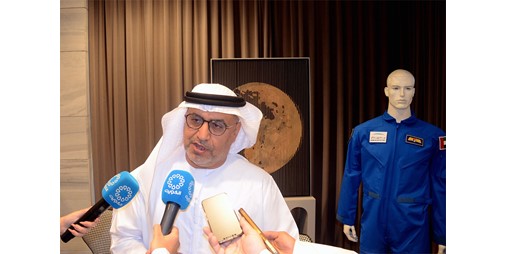 سفير الإمارات يسلم مركز عبدالله السالم بدلة رائد فضاء