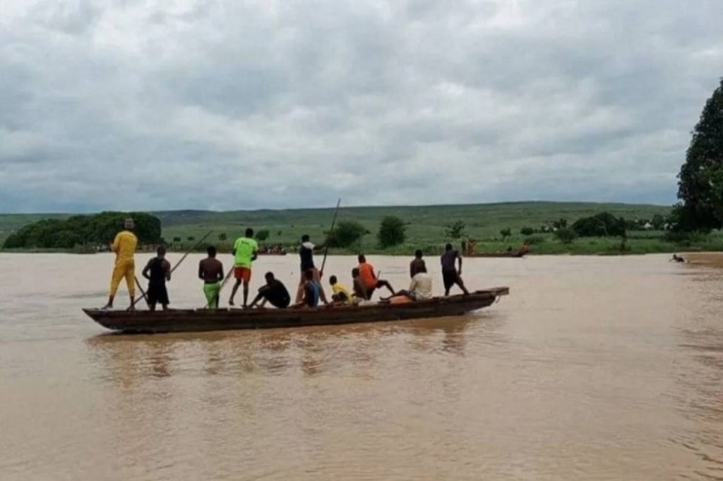 مصرع 15 شخصا معظمهم من الأطفال جراء غرق قارب في غانا