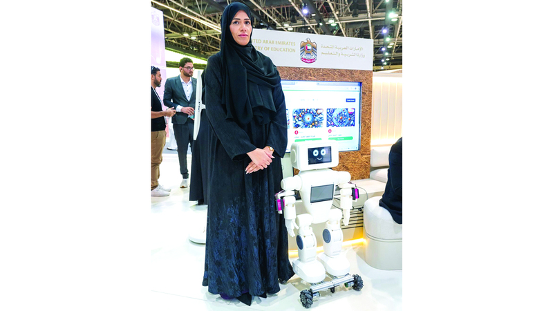 «التربية» تطوّر روبوت «سند» لتعليم الطلبة «الإنجليزية» و«الصينية»