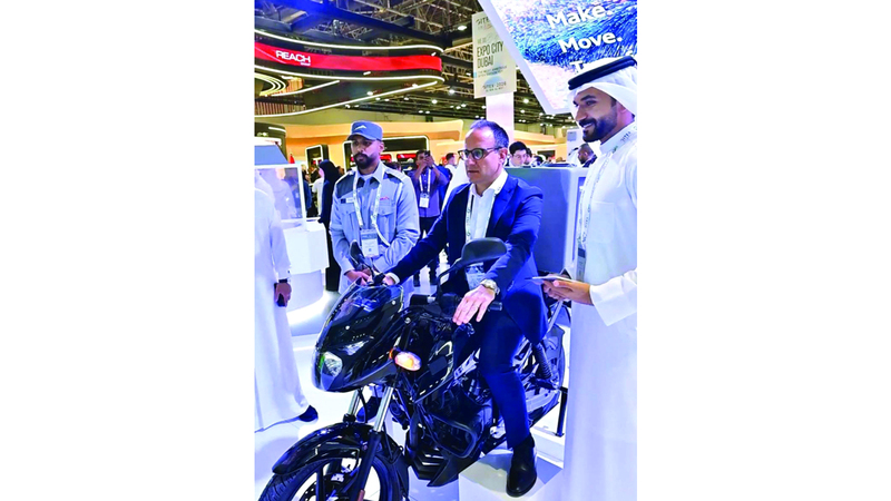 تقنيات ذكية ترصد 13 مخالفة مرورية على سائقي «الدليفري» في دبي