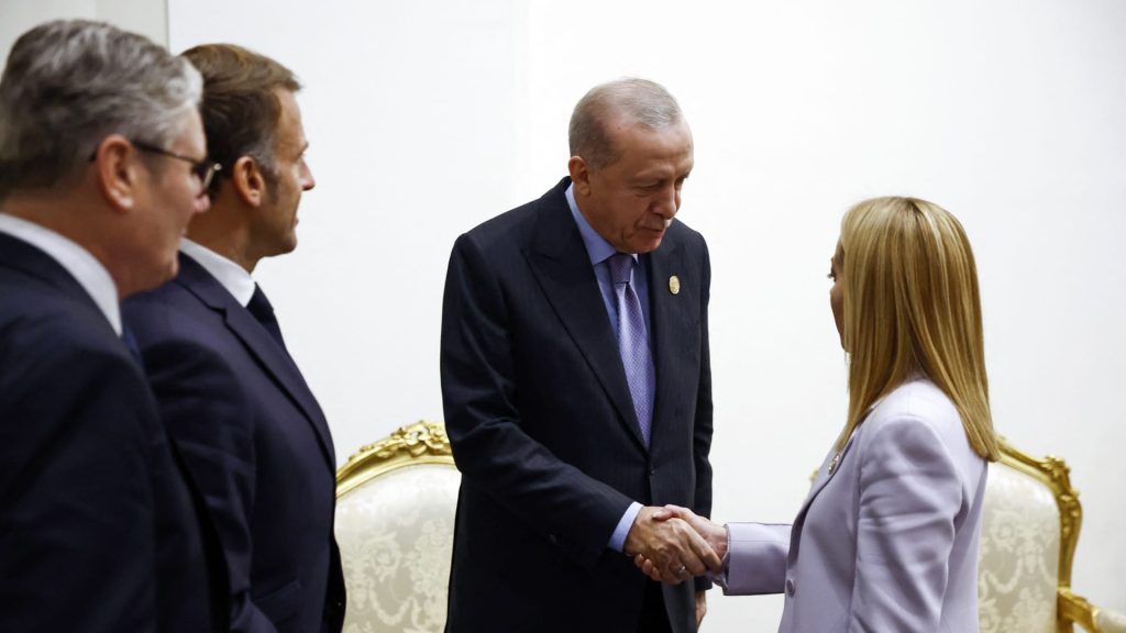 بطرافة.. أردوغان يفاجئ ميلوني: “توقفي عن التدخين!”