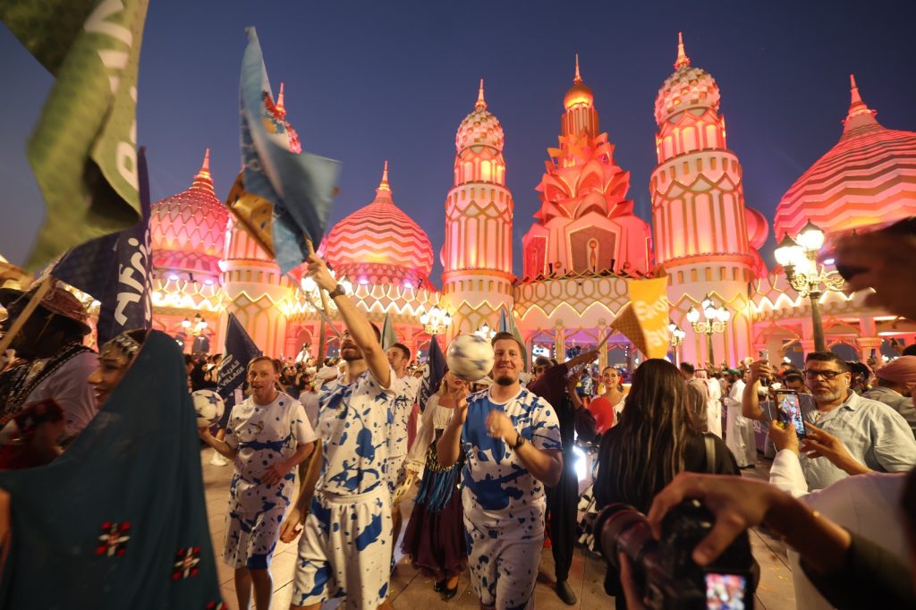 القرية العالمية تفتح أبواب موسمها الـ 30.. انطلاق كرنفال الفرح