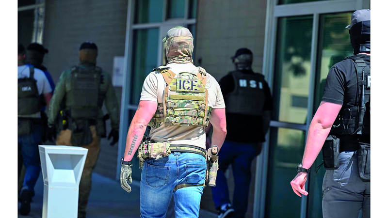 السلطات الأميركية تطارد المهاجرين غير الشرعيين عبر «وسائل التواصل»