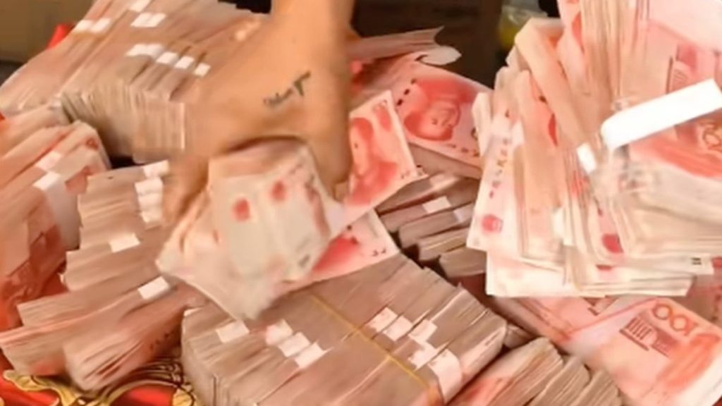 لص يستغل منشورات الأفراح على وسائل التواصل ويسرق أموال العرسان