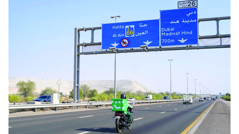 ضوابط جديدة لسير «المركبات الثقيلة» و«الدليفري» بدبي والشارقة.. أبرزها حظر المسارات السريعة