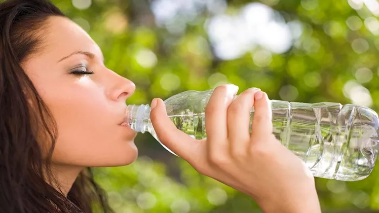 زجاجة المياه أخطر على صحتك مما تتخيل.. إليك السبب