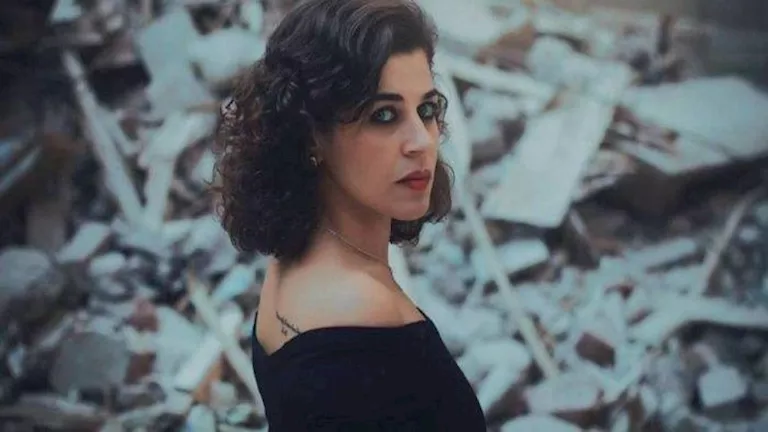 منى هلا ترد على انتقادات زواجها مدني: “كل واحد يخليه في نفسه”