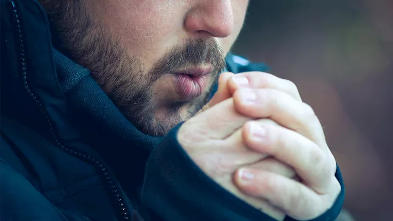 برودة الأطراف في الشتاء تكشف خطرًا صحيًا.. لا تتجاهلها