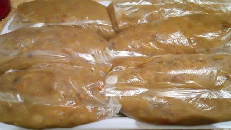 5 أشياء تحدث لك عند وضع الفول في أكياس بلاستيكية.. احذر منها