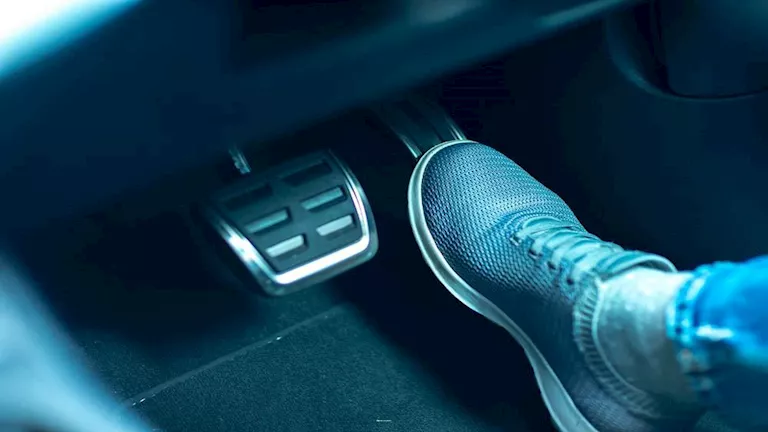 نصائح مهمة للتعامل مع دواسة الوقود لتوفير استهلاك البنزين