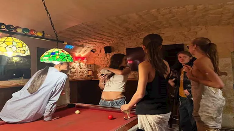 كنزي عمرو دياب تنشر صورا مع صديقاتها والجمهور يغازلها