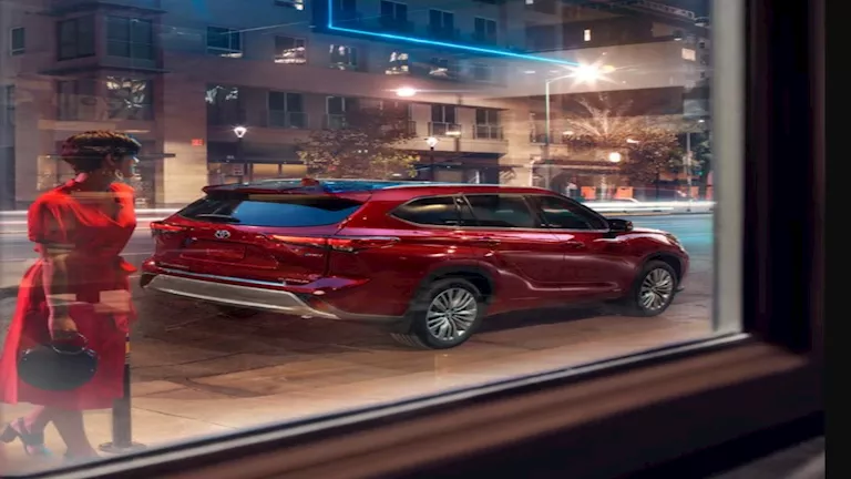 8 راكب.. تويوتا تطلق سيارتها Highlander الجديدة في الأسواق – صور