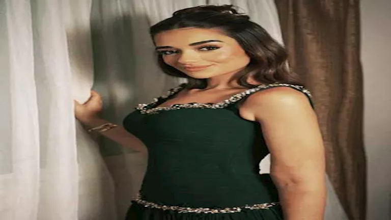 بإطلالة مستوحاة من الأفلام القديمة.. 15 صورة لـ ملك زاهر من أحدث ظهور