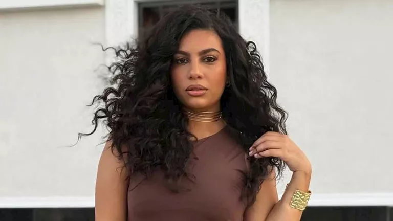 “سحر اللون الأبيض”.. دنيا سامي بإطلالة أنيقة