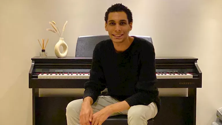 بعد طلبه الدعاء لزوجته.. الملحن كريم نيازي: ربنا رزقني ببنتي “كيان”