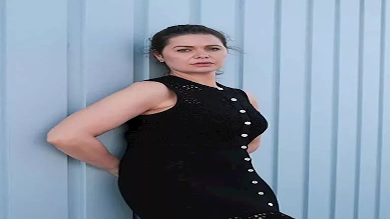 فستان شفاف فوق الركبة.. يسرا اللوزي بإطلالة جريئة في الجونة