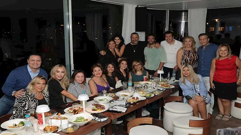 صور.. عشاء يجمع نجوم الفن قبل ساعات من انطلاق مهرجان الجونة