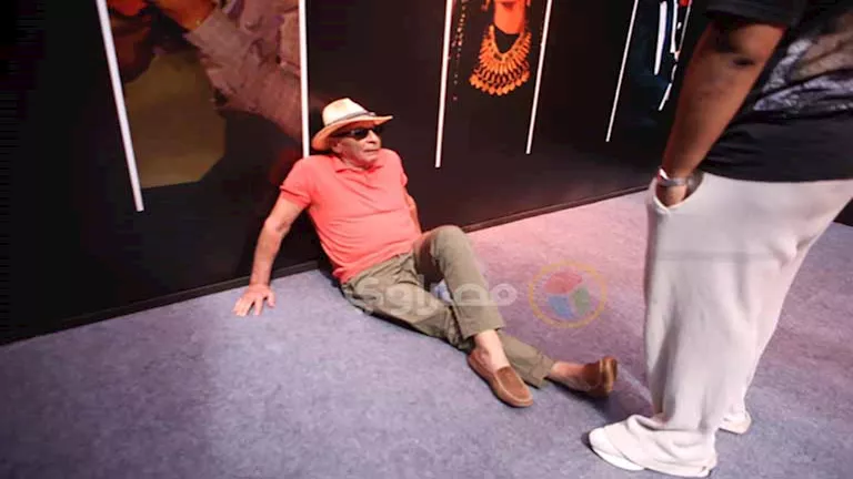 محمود حميدة يفترش الأرض في لقطة طريفة بمعرض “باب الحديد”: عرفت أقوم ل