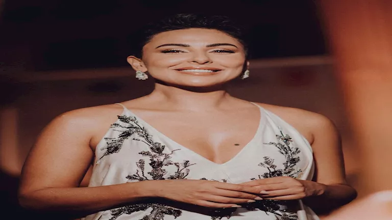 “فستان أبيض جريء”..ميس حمدان تستعرض إطلالتها في ثاني أيام الجونة والجم