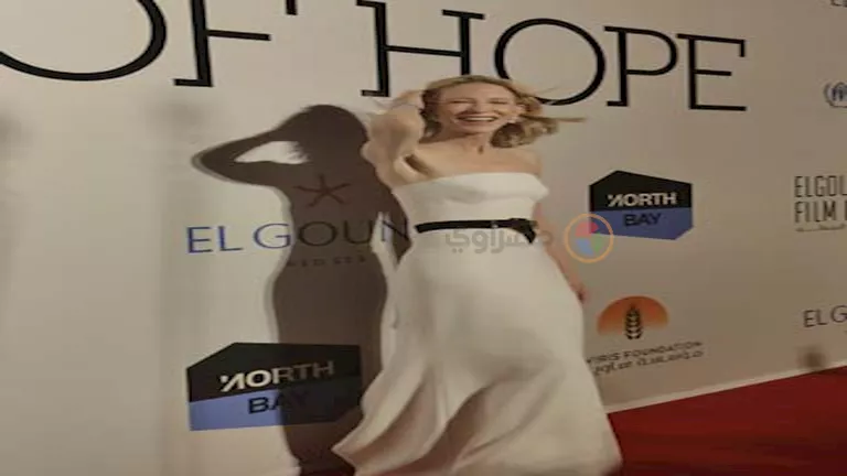 بفستان أبيض.. كيت بلانشيت بإطلالة مختلفة في ظهورها الثاني بمهرجان الجو