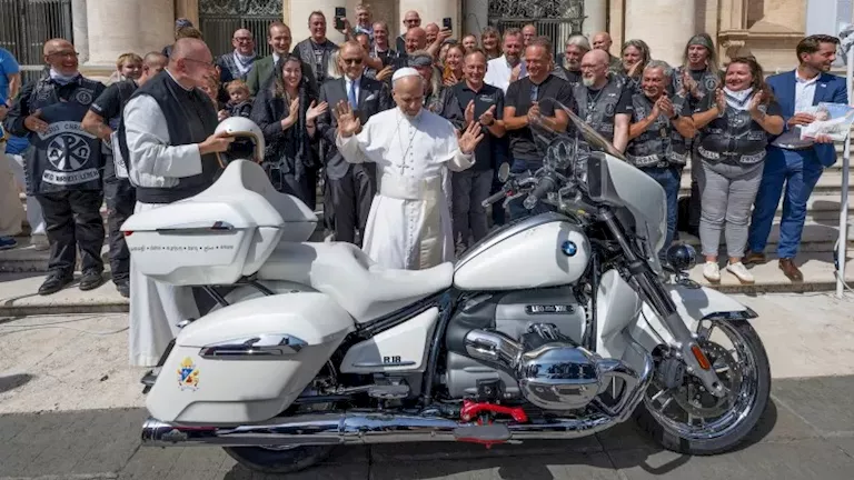 بيع دراجة نارية موقع عليها من بابا الفاتيكان بـ7 ملايين جنيه.. صور وتف