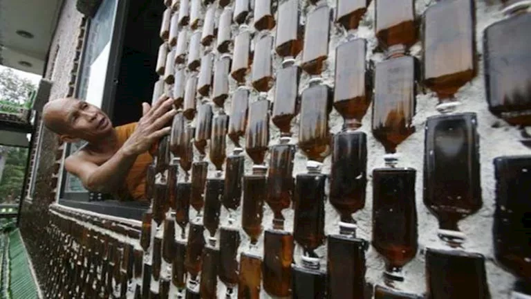منزل كامل مصنوع من الزجاجات الفارغة.. 10 صور صادمة