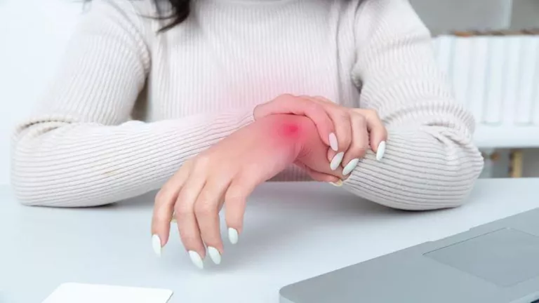 احذرها.. 5 أعراض تدل على التهابات العظام