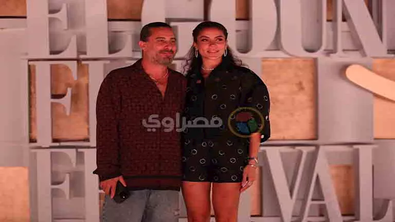 بالشورت.. زوجة المخرج هادي الباجوري تثيرالجدل بجمالها بالجونة السينمائ