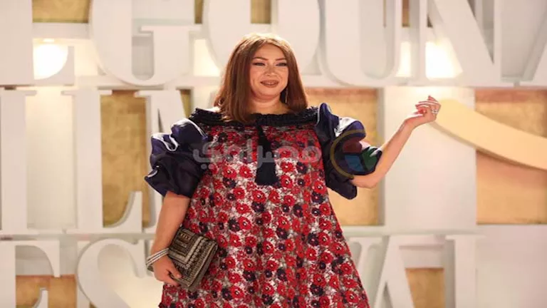 انتصار تمازح حضور فيلم “السادة الأفاضل” مع عروسة في الجونة السينمائي