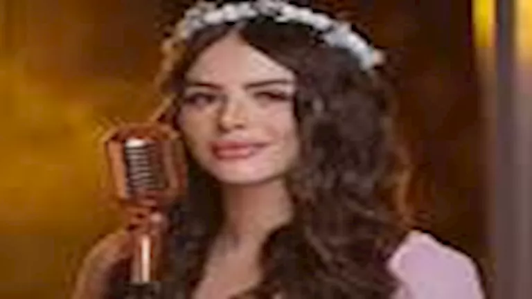 الأبيض يبرز أنوثتها.. هنادي مهنا بإطلالة جريئة في سادس أيام “الجونة ال