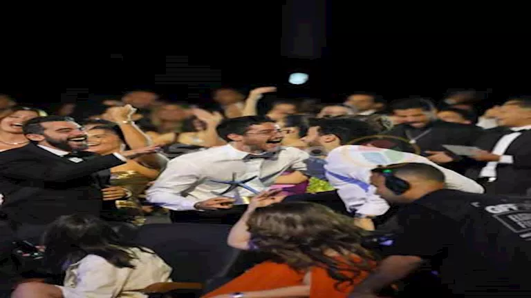 رقص أحمد مالك في مهرجان الجونة بعد الفوز بجائزة أحسن ممثل.. صور