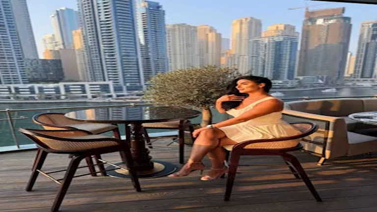 جوري بكر تخطف الأنظار بإطلالة جريئة في دبي.. صور