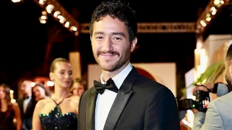 “رقص هستيري” بين أحمد مالك وشقيقه بعد فوزه بجائزة أفضل ممثل بمهرجان ال