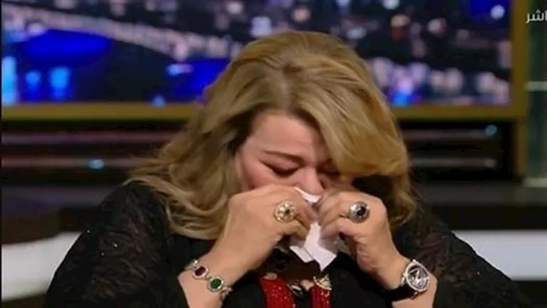 فريدة سيف النصر باكية بعد وفاة شقيقها: “دخل المستشفى أسد خرج كوم عضم”