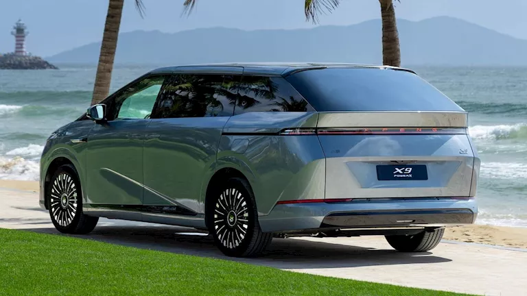 إكس بينج تطلق سيارة عائلية جديدة تسير 1600 كم بخزان وقود.. التفاصيل