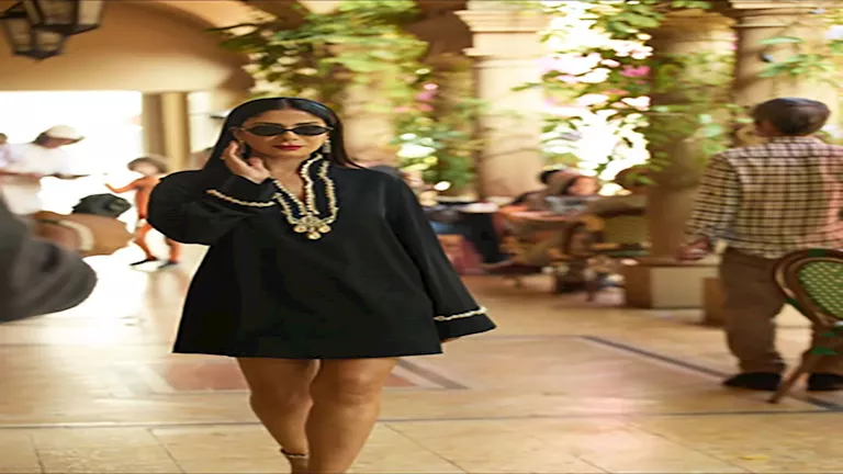 منى زكي تخطف الأنظار بإطلالة أنيقة وجذابة في عرض أزياء عالمي – صور