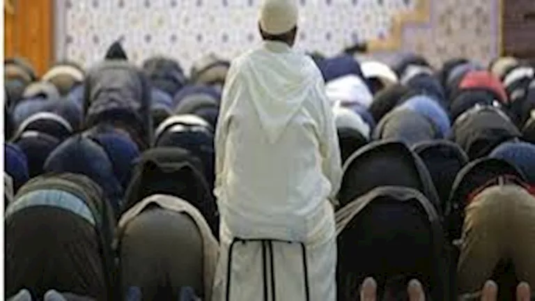 هل تصح الصلاة جالسًا بعد إجراء عملية؟.. أمين الفتوى يجيب