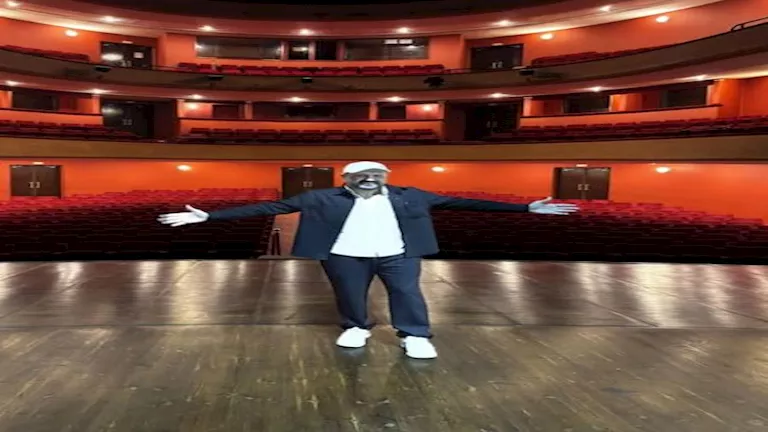 إدوارد يُعلق على وقوفه على خشبة المسرح الوطني الجزائري