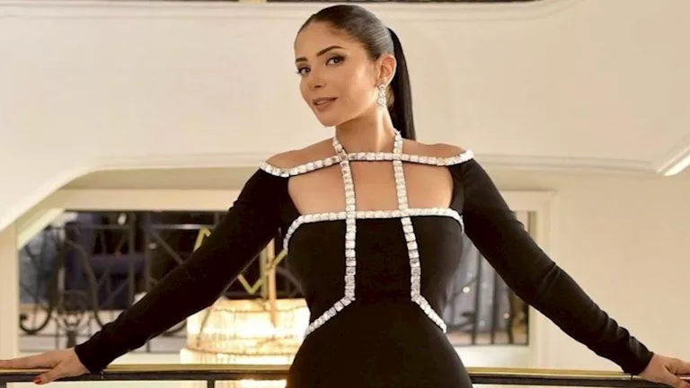 جاذبية اللون الأحمر.. منى زكي تخطف الأنظار بإطلالتها